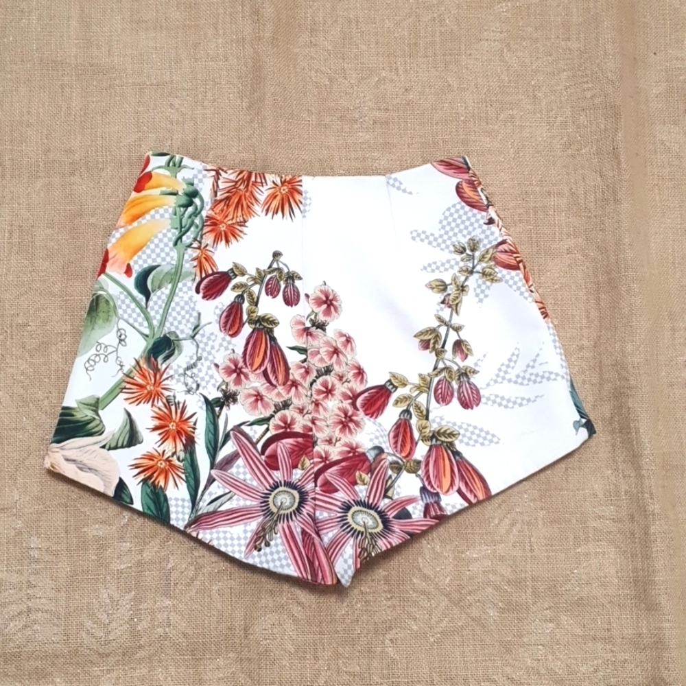 Cameo Size XS (approx 8) Floral Summer Shorts - Picture 3 of 6